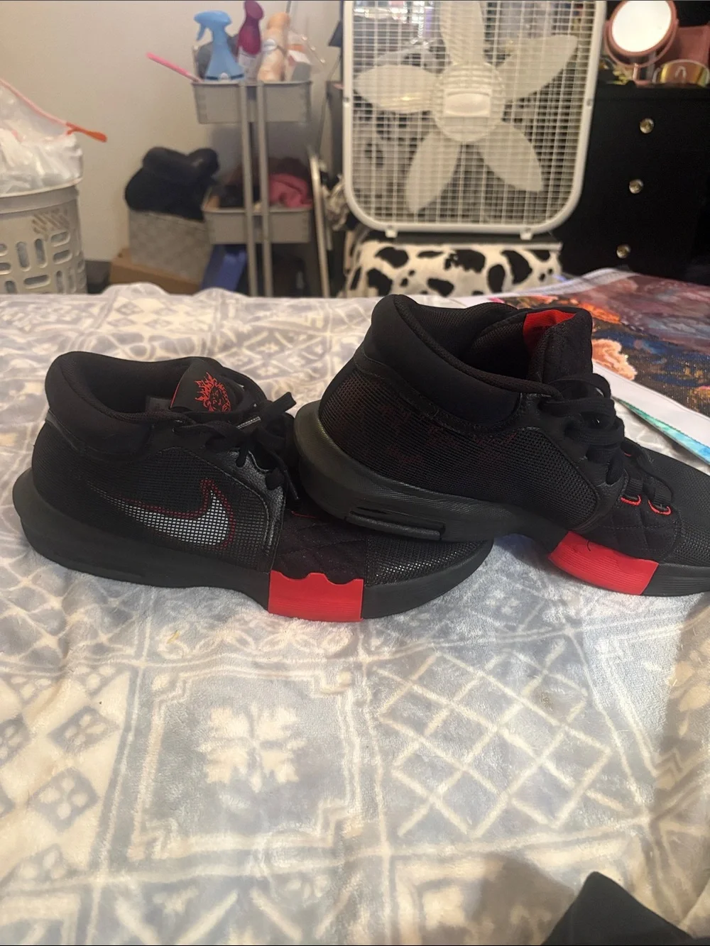 Nike Black and Red Men's Low-Top Athletic Shoes
